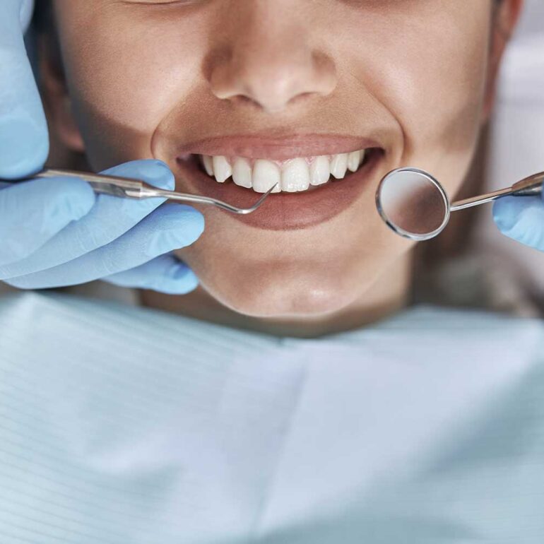 Sensibilidade nos dentes: por que dói tomar gelado e quando vira problema sério