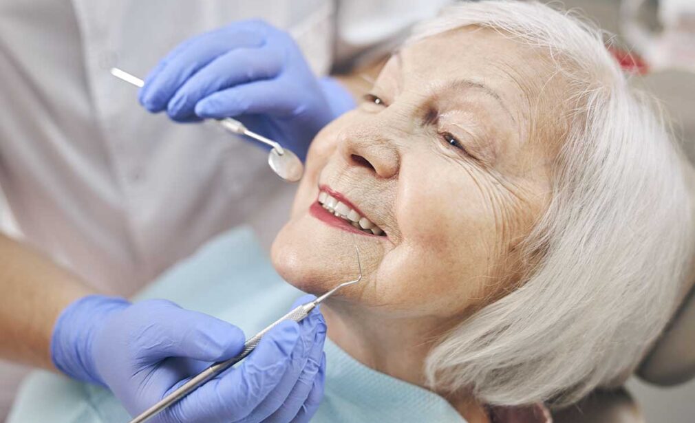 Saúde bucal depois dos 60 anos: o que muda, o que cai por terra e o que dá pra prevenir