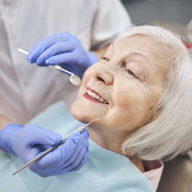 Saúde bucal depois dos 60 anos: o que muda, o que cai por terra e o que dá pra prevenir