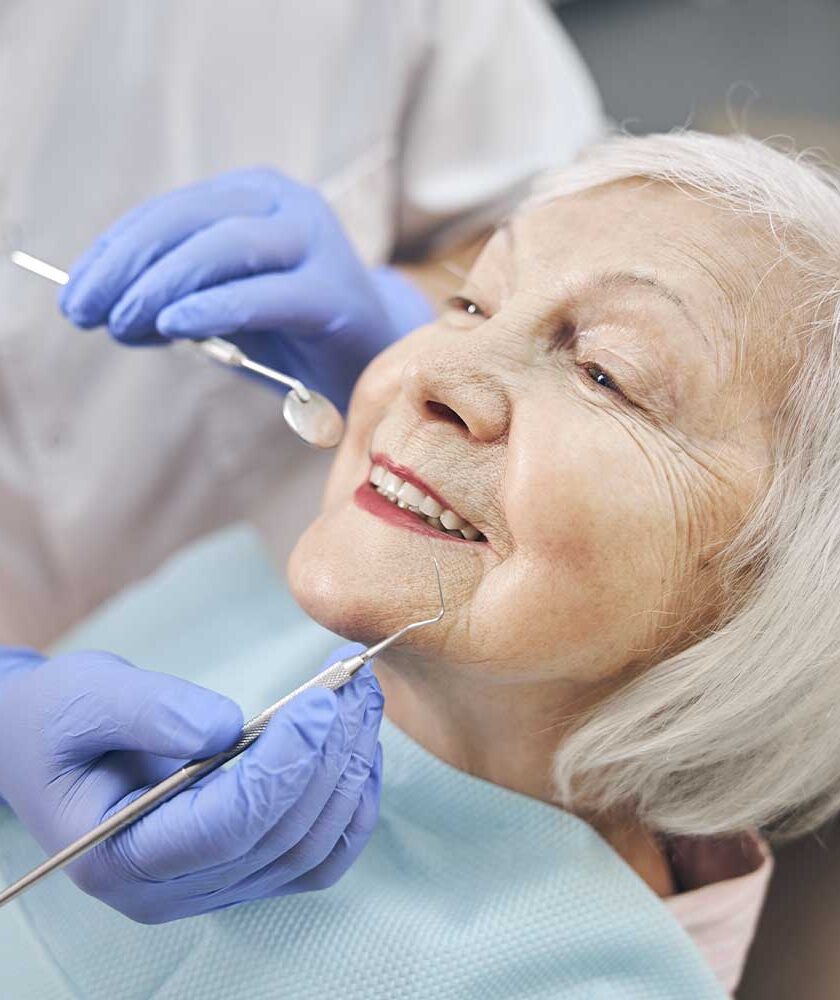 Saúde bucal depois dos 60 anos: o que muda, o que cai por terra e o que dá pra prevenir