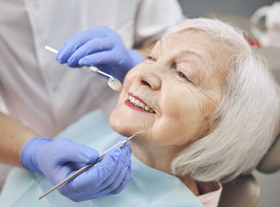 Saúde bucal depois dos 60 anos: o que muda, o que cai por terra e o que dá pra prevenir