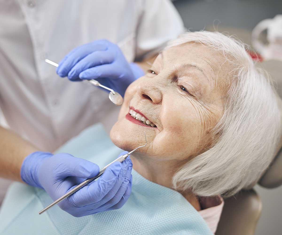 Saúde bucal depois dos 60 anos: o que muda, o que cai por terra e o que dá pra prevenir